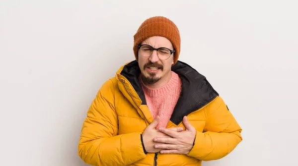 Junger Schöner Mann Mit Mantel Gegen Weiße Wand — Stockfoto