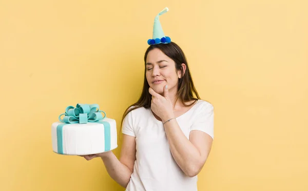 Mujer Joven Con Pastel Cumpleaños —  Fotos de Stock