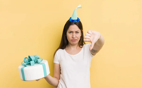 Mujer Joven Con Pastel Cumpleaños — Foto de Stock