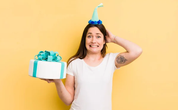 Junge Frau Mit Geburtstagstorte — Stockfoto