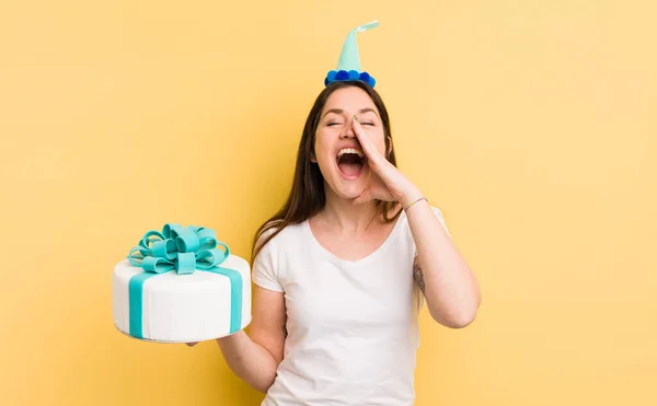 Giovane Donna Con Una Torta Compleanno — Foto Stock