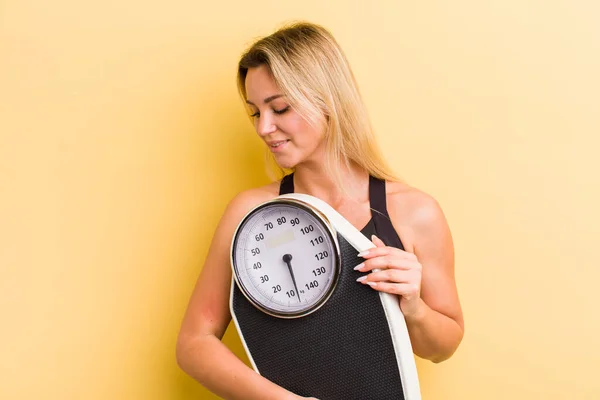 Joven Mujer Bonita Con Equilibrio Peso Concepto Fitness Dieta — Foto de Stock