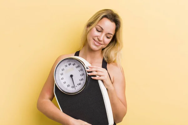 Joven Mujer Bonita Con Equilibrio Peso Concepto Fitness Dieta —  Fotos de Stock