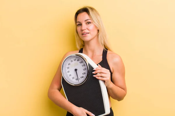 Joven Mujer Bonita Con Equilibrio Peso Concepto Fitness Dieta — Foto de Stock