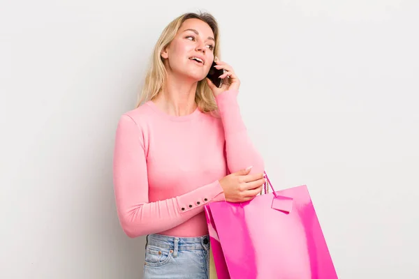 Concepto Compras Mujer Bonita Joven —  Fotos de Stock