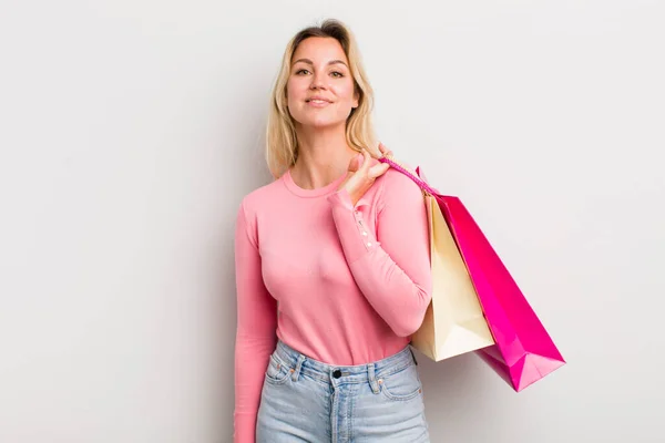 Concepto Compras Mujer Bonita Joven —  Fotos de Stock