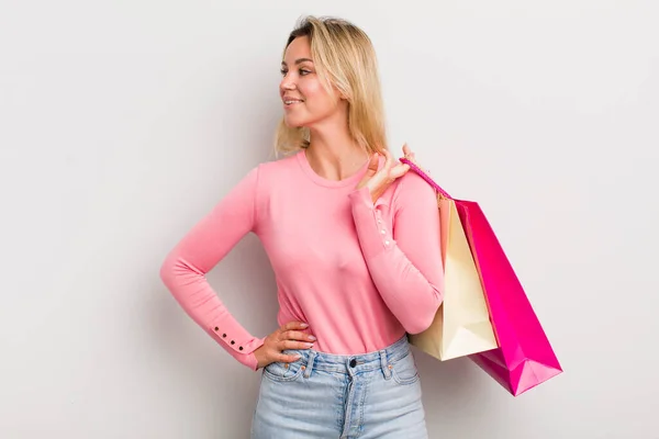 若いきれいな女性のショッピングコンセプト — ストック写真