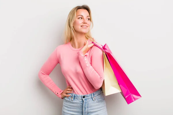 若いきれいな女性のショッピングコンセプト — ストック写真