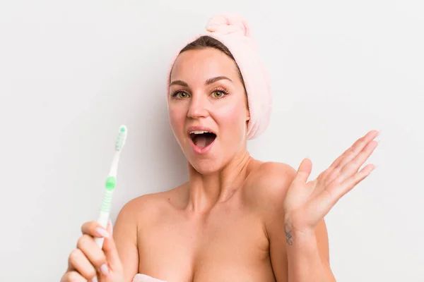 Bonita Mulher Loira Segurando Uma Escova Dentes — Fotografia de Stock