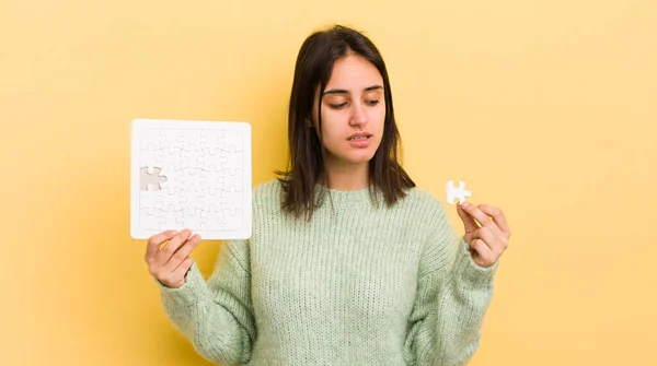 漂亮的女人有一个谜 — 图库照片