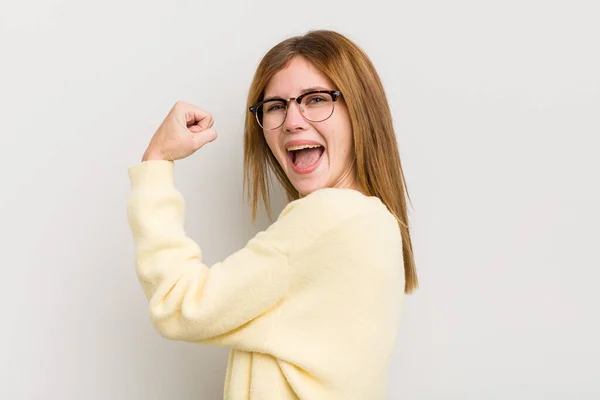 Vrij Kaukasische Vrouw Gelukkig Uitdrukking — Stockfoto