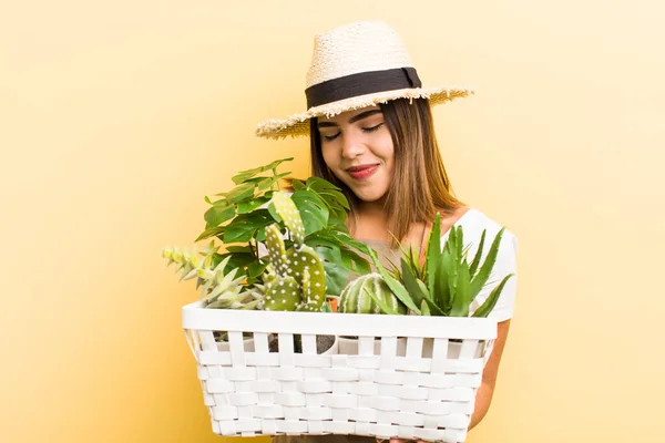 Bitkilerle Gargara Yapan Genç Bir Kadın — Stok fotoğraf