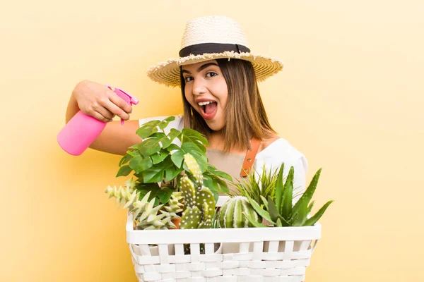 年轻女子与植物为伍 — 图库照片