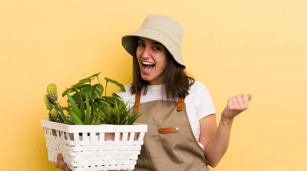 Joven Mujer Hispana Con Plantas Concepto Gardering — Foto de Stock