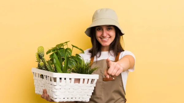 Joven Mujer Hispana Con Plantas Concepto Gardering — Foto de Stock