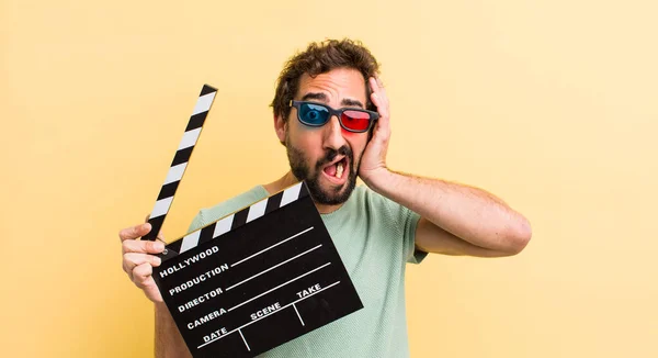 Jonge Man Met Een Clapper — Stockfoto