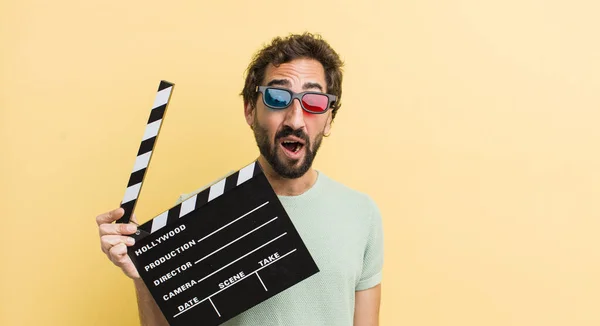 Jonge Man Met Een Clapper — Stockfoto