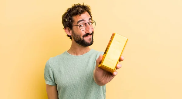 Jonge Gek Man Met Een Gouden Ingot — Stockfoto