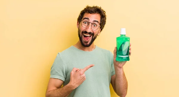 Orang Gila Dengan Mulut Mencuci Botol — Stok Foto