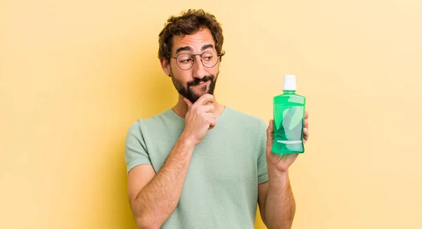 Galen Man Med Mun Tvätta Flaska — Stockfoto