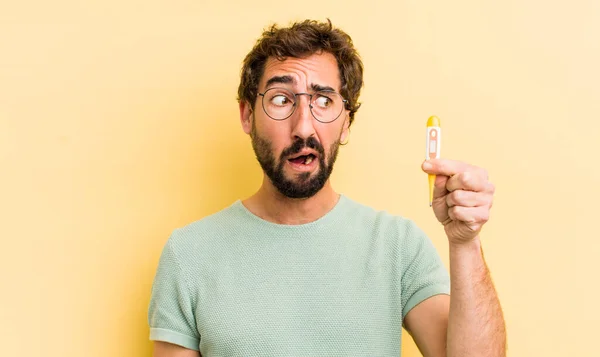 Gekke Man Met Een Thermometer — Stockfoto