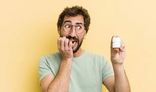 Homem Louco Com Uma Garrafa Comprimidos — Fotografia de Stock