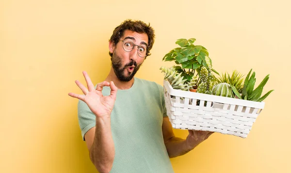 Jovem Louco Homem Com Plantas — Fotografia de Stock