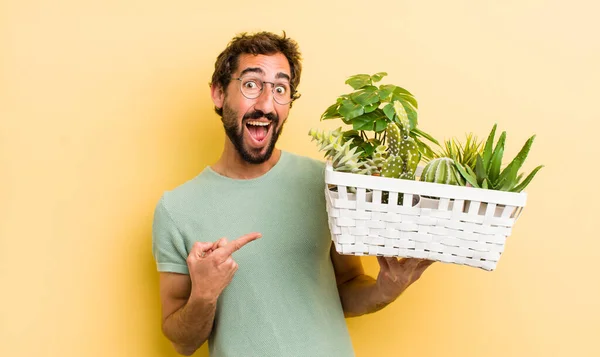 Jonge Gek Man Met Planten — Stockfoto