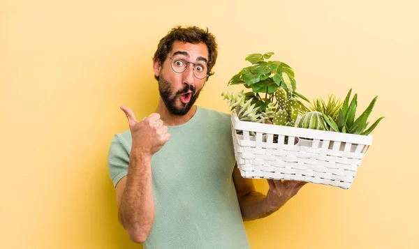 Ung Galen Man Med Växter — Stockfoto