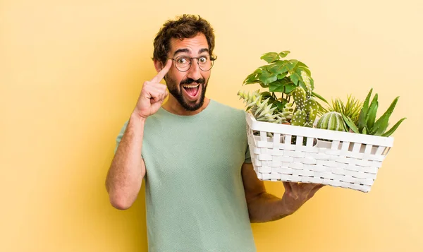 Jonge Gek Man Met Planten — Stockfoto