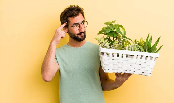 Jonge Gek Man Met Planten — Stockfoto