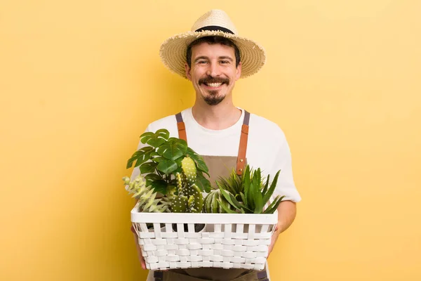 Guapo Hombre Gardering Con Plantas —  Fotos de Stock