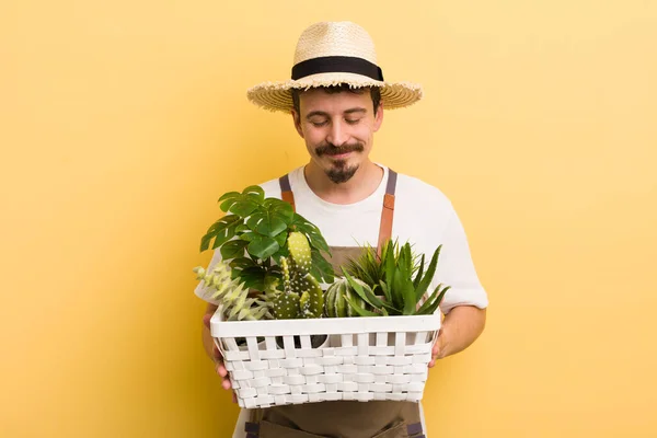Pohledný Muž Zahradničení Rostlinami — Stock fotografie