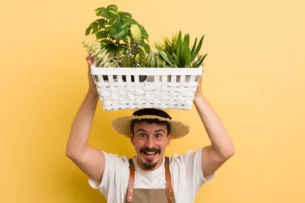 Stilig Man Gardering Med Växter — Stockfoto
