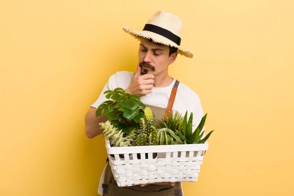 Knappe Man Gorderen Met Planten — Stockfoto