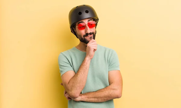 Gekke Man Met Een Zonnebril Skate Concept — Stockfoto