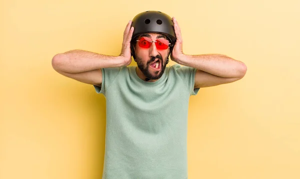 Gekke Man Met Een Zonnebril Skate Concept — Stockfoto