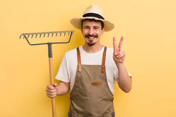 Jonge Knappe Man Met Een Hark Boer Concept — Stockfoto