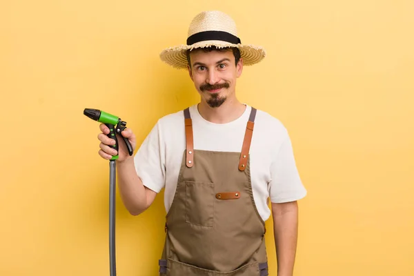 Jovem Agricultor Com Uma Mangueira Conceito Jardinagem — Fotografia de Stock