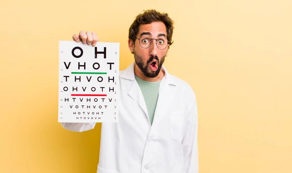 Jovem Especialista Com Teste Visão Óptica — Fotografia de Stock