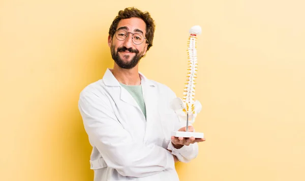 黄色の壁に対する脊椎専門家 — ストック写真