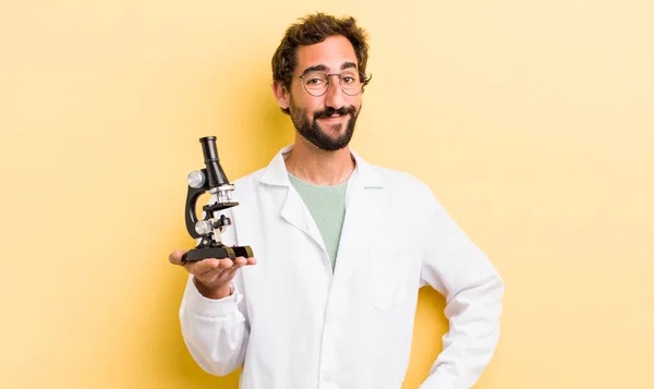 若い男だ 顕微鏡の概念を持つ科学者 — ストック写真