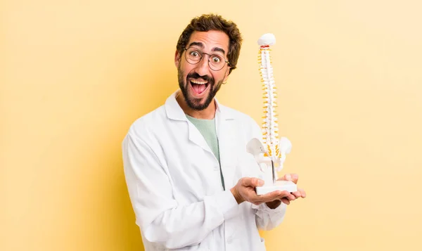 黄色の壁に対する脊椎専門家 — ストック写真