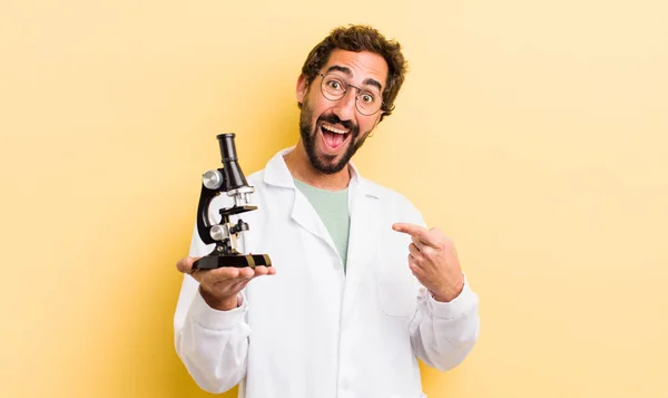 Jongeman Wetenschapper Met Microscoop Concept — Stockfoto