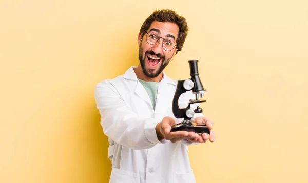 若い男だ 顕微鏡の概念を持つ科学者 — ストック写真