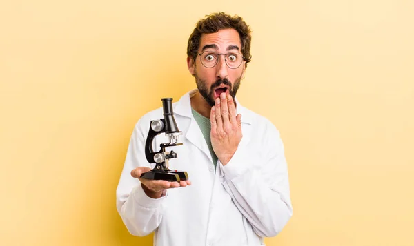 Ung Man Vetenskapsman Med Mikroskop Koncept — Stockfoto
