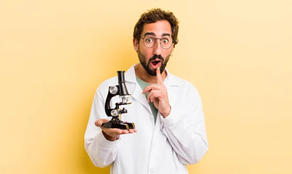 Ung Man Vetenskapsman Med Mikroskop Koncept — Stockfoto