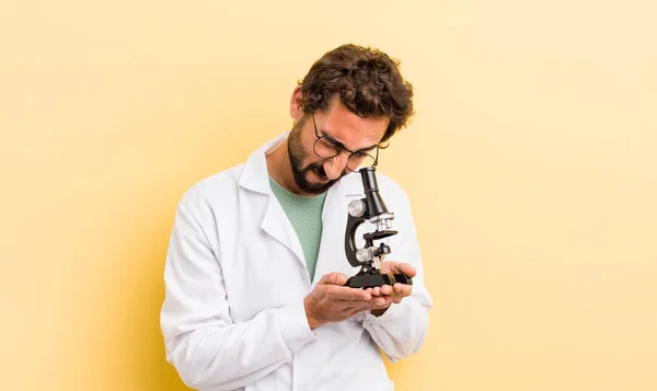 Jovem Cientista Com Conceito Microscópio — Fotografia de Stock