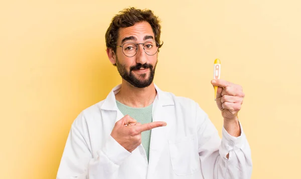 Junge Ärztin Mit Thermometer — Stockfoto