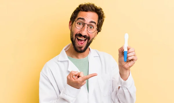 Młody Lekarz Dodatnim Wynikiem Testu Ciążowego — Zdjęcie stockowe